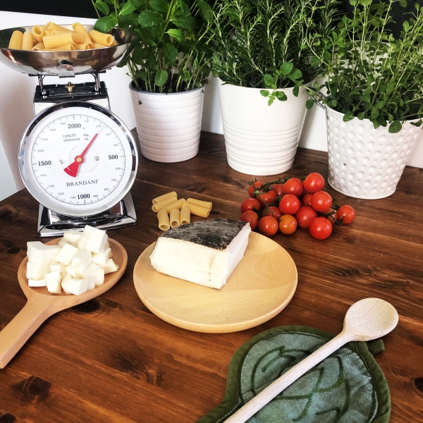 Pasta con pomodirini e Capretta Burki
